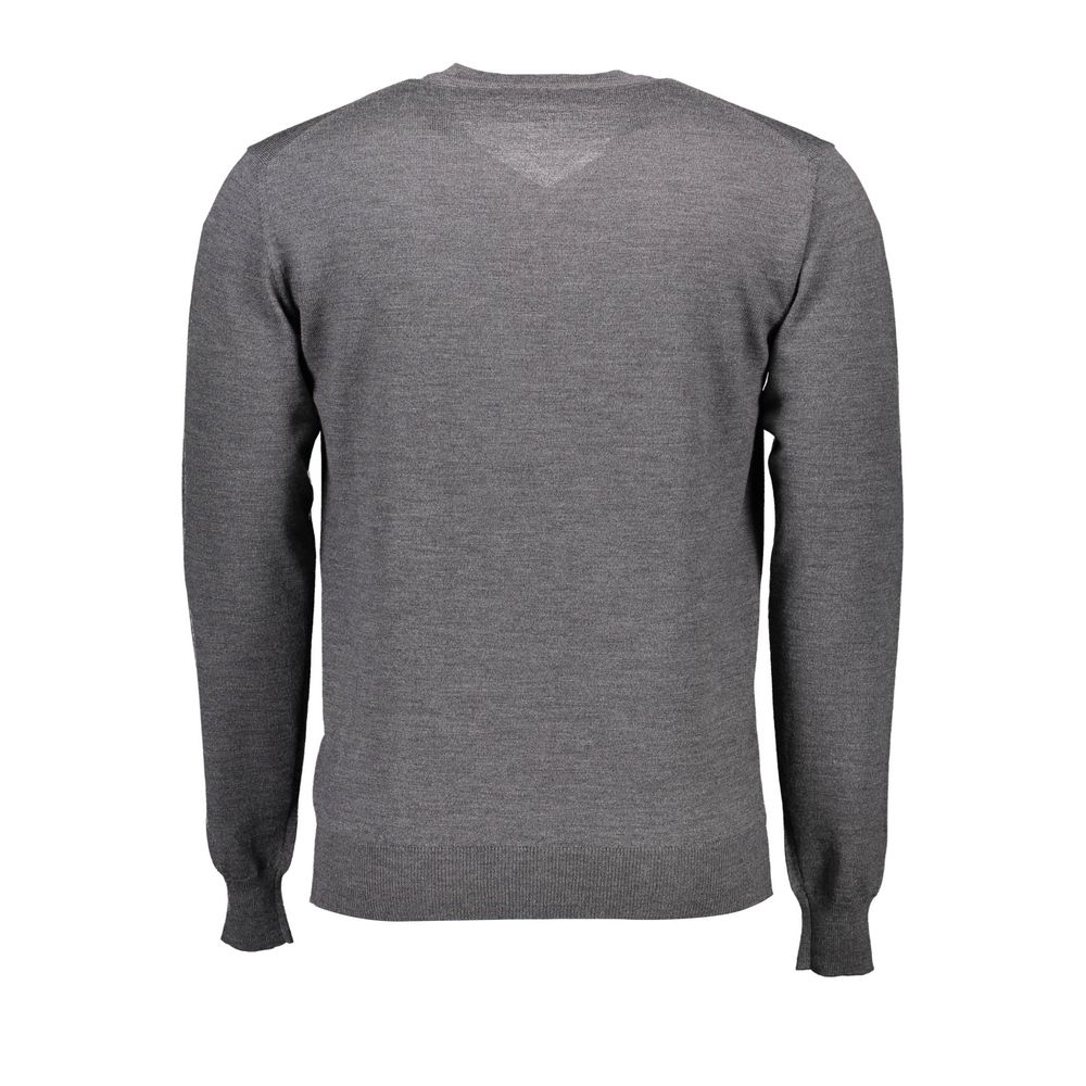 Grauer Herrenpullover aus Wolle