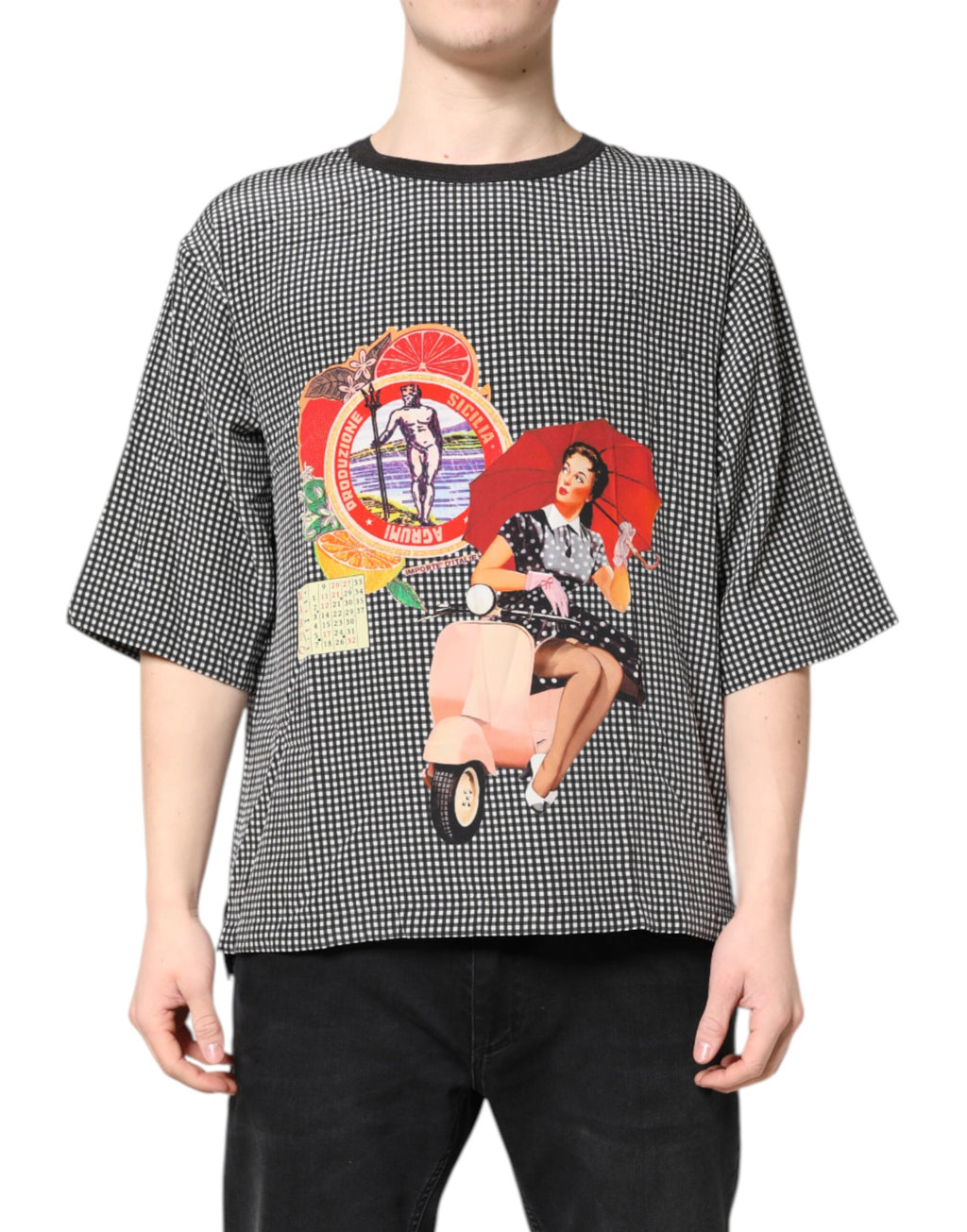 Schwarzes T-Shirt mit grafischem Muster und kurzen Ärmeln