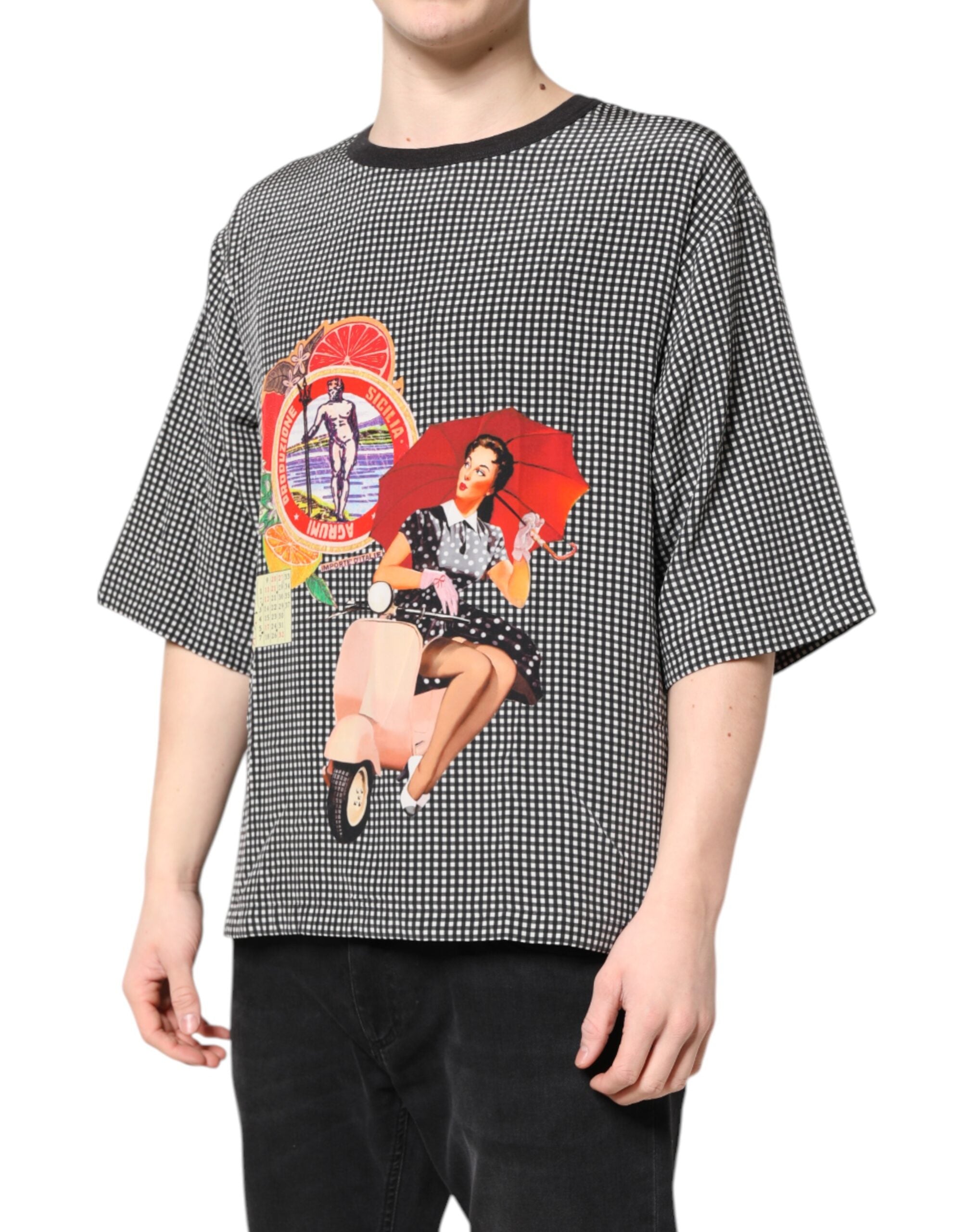 Schwarzes T-Shirt mit grafischem Muster und kurzen Ärmeln