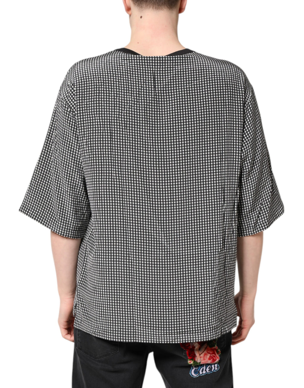 Schwarzes T-Shirt mit grafischem Muster und kurzen Ärmeln
