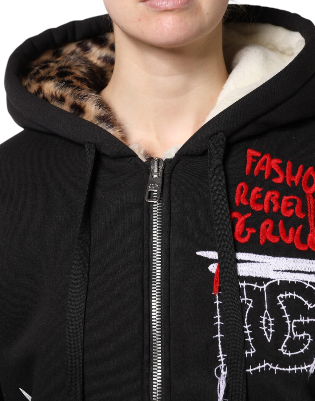 Schwarze bestickte Kapuzenjacke mit durchgehendem Reißverschluss