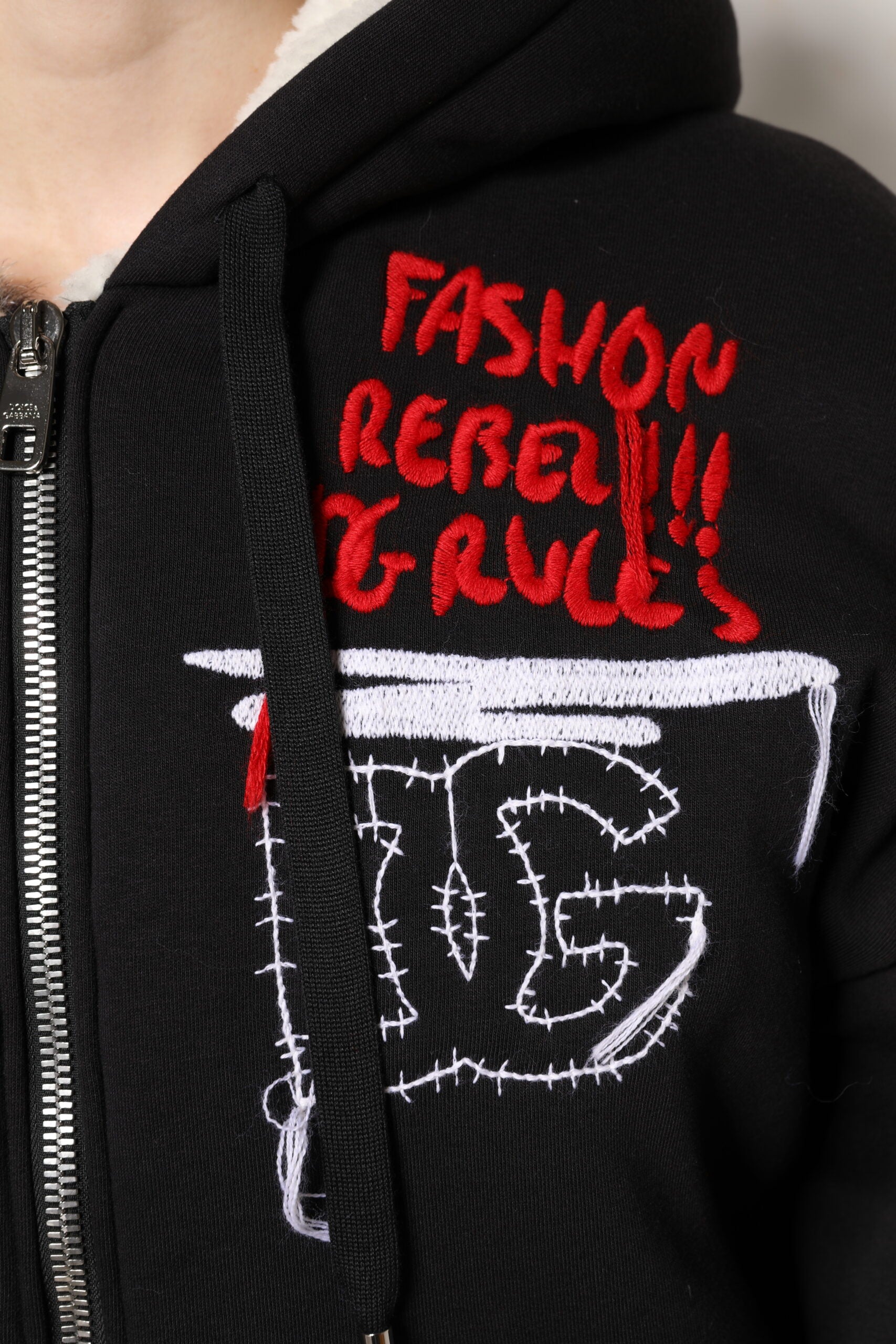 Schwarze bestickte Kapuzenjacke mit durchgehendem Reißverschluss
