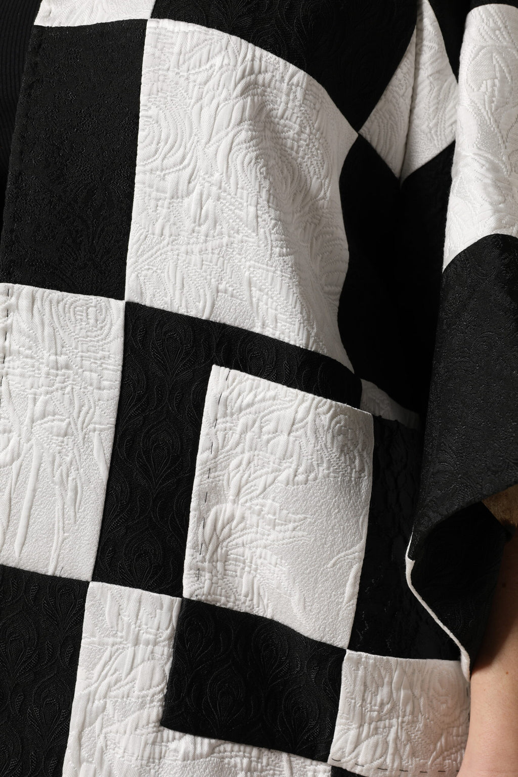 Blazerjacke aus weißem und schwarzem Jacquard-Patchwork
