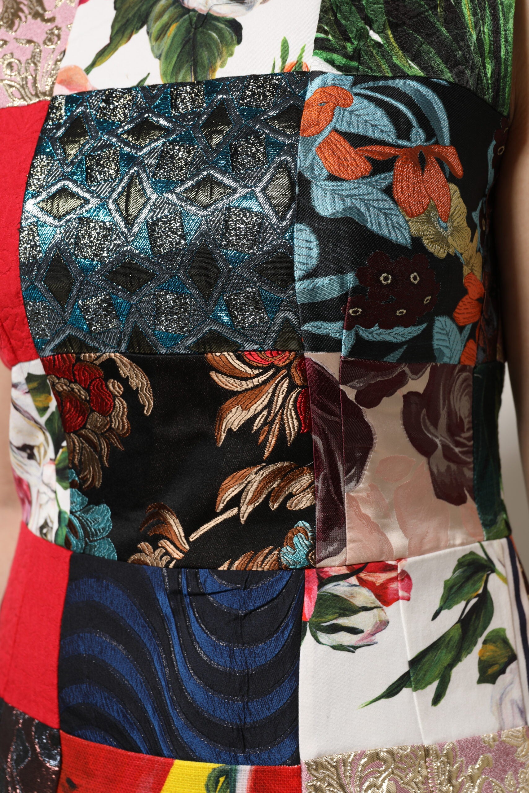 Mehrfarbiges ärmelloses Etuikleid im Patchwork-Stil