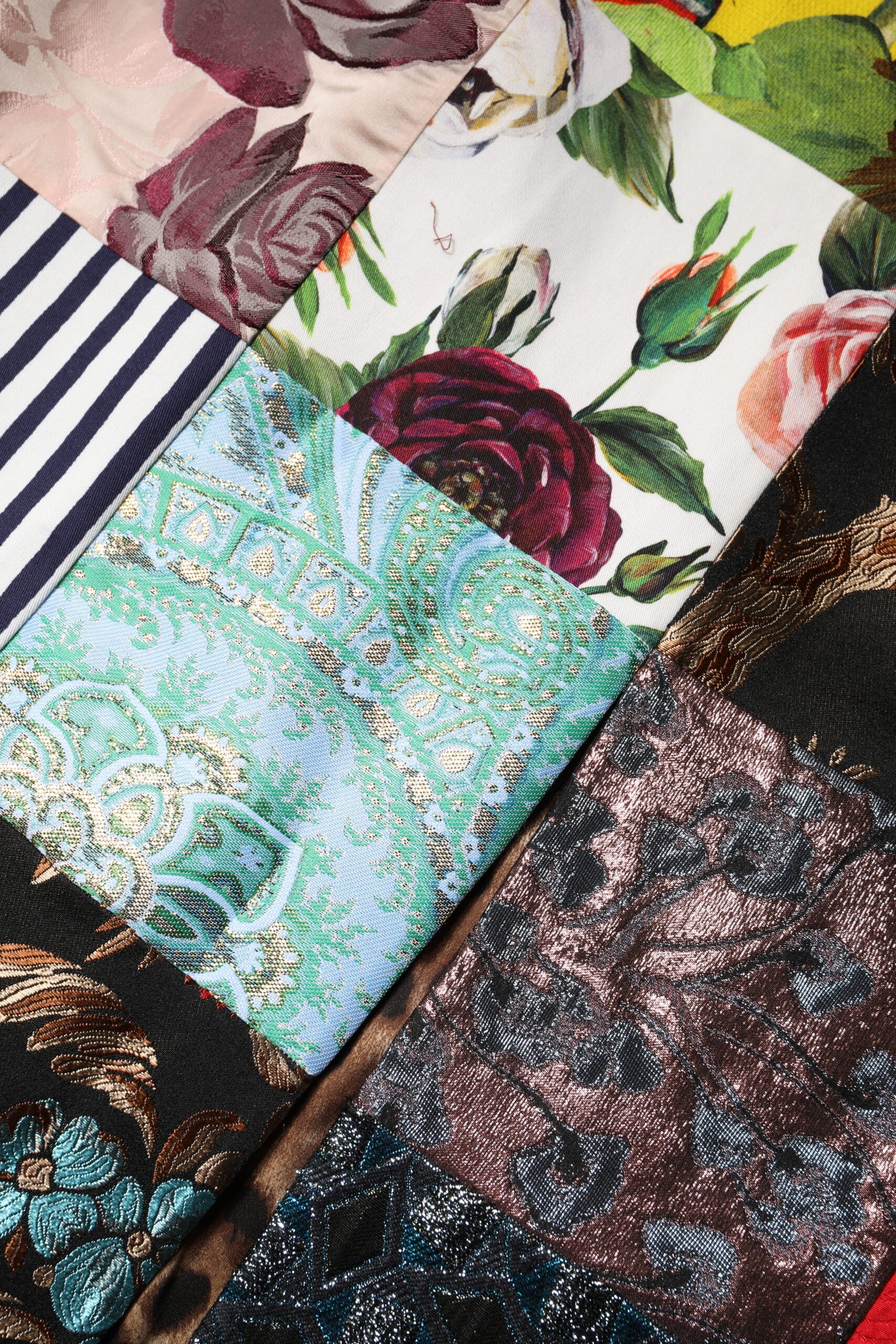 Mehrfarbiges ärmelloses Etuikleid im Patchwork-Stil