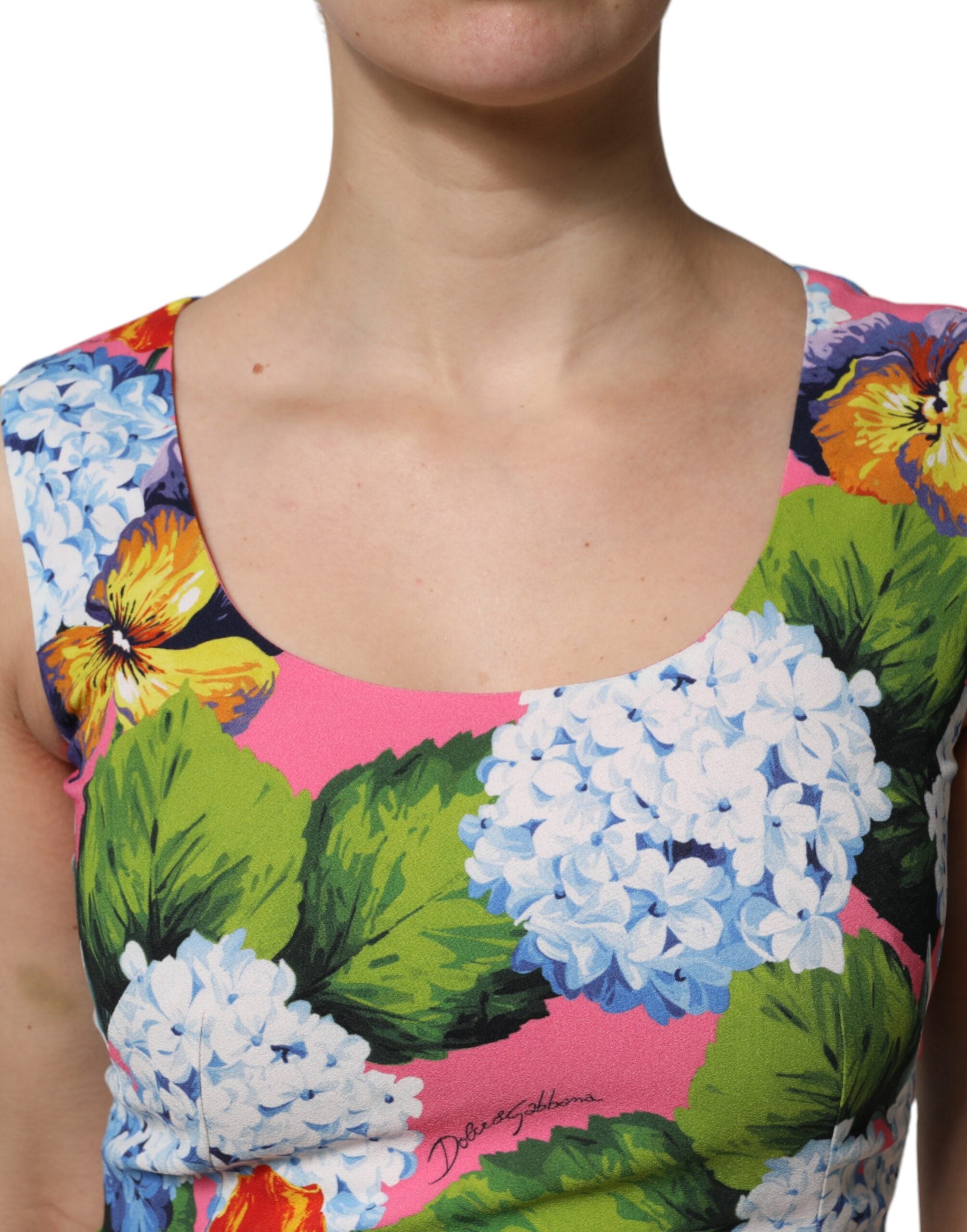 Mehrfarbiges, ärmelloses Etuikleid mit Blumenmuster