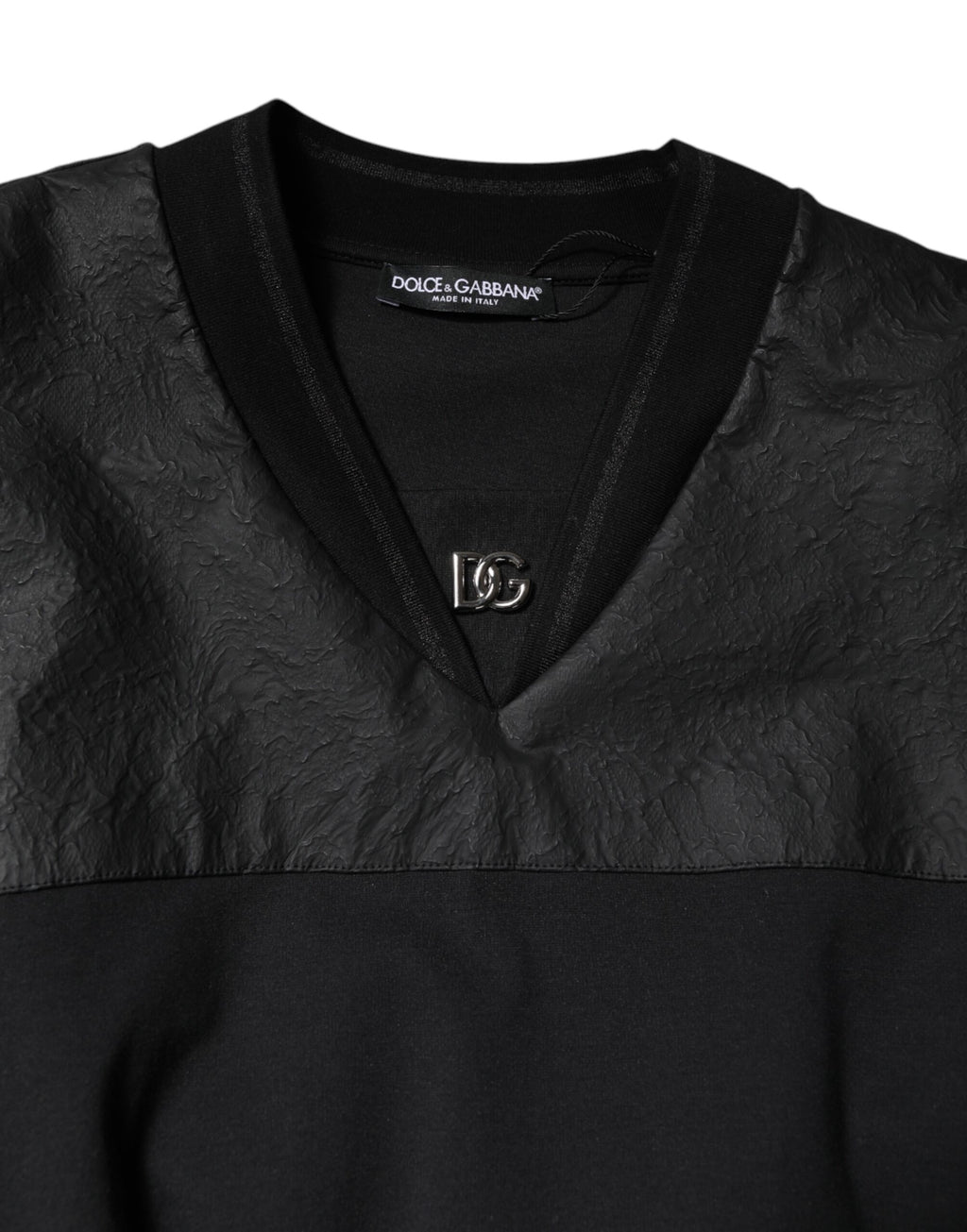 Schwarzes Baumwoll-T-Shirt mit V-Ausschnitt und kurzen Ärmeln