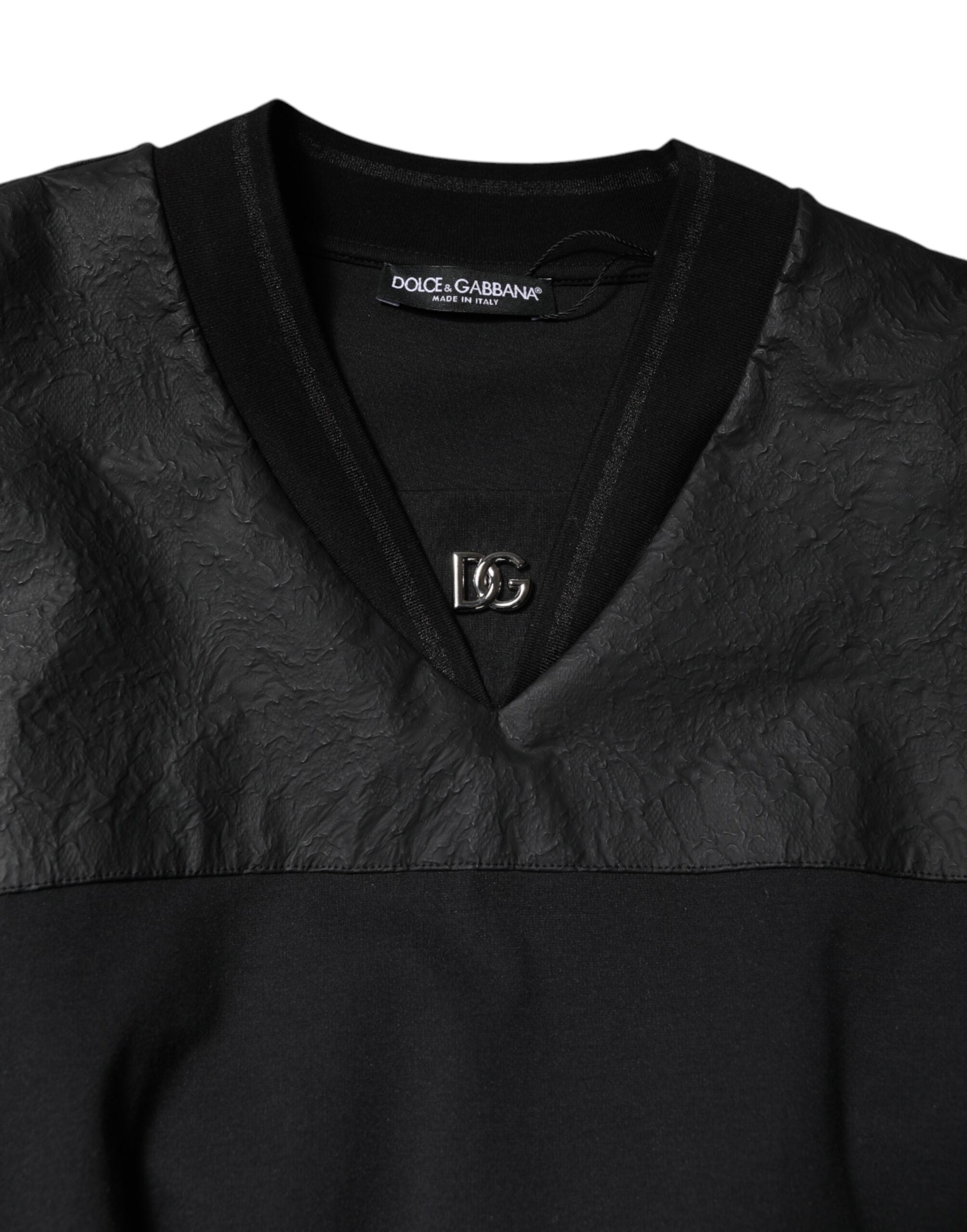 Schwarzes Baumwoll-T-Shirt mit V-Ausschnitt und kurzen Ärmeln