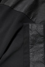 Schwarzes Baumwoll-T-Shirt mit V-Ausschnitt und kurzen Ärmeln