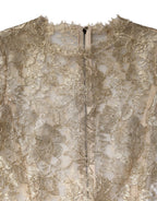 Goldfarbenes geblümtes Spitzenkleid mit langen Ärmeln und ausgestelltem Rock