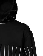 Schwarz-weiß gestreifter Kapuzenpullover