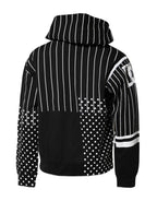Schwarz-weiß gestreifter Kapuzenpullover