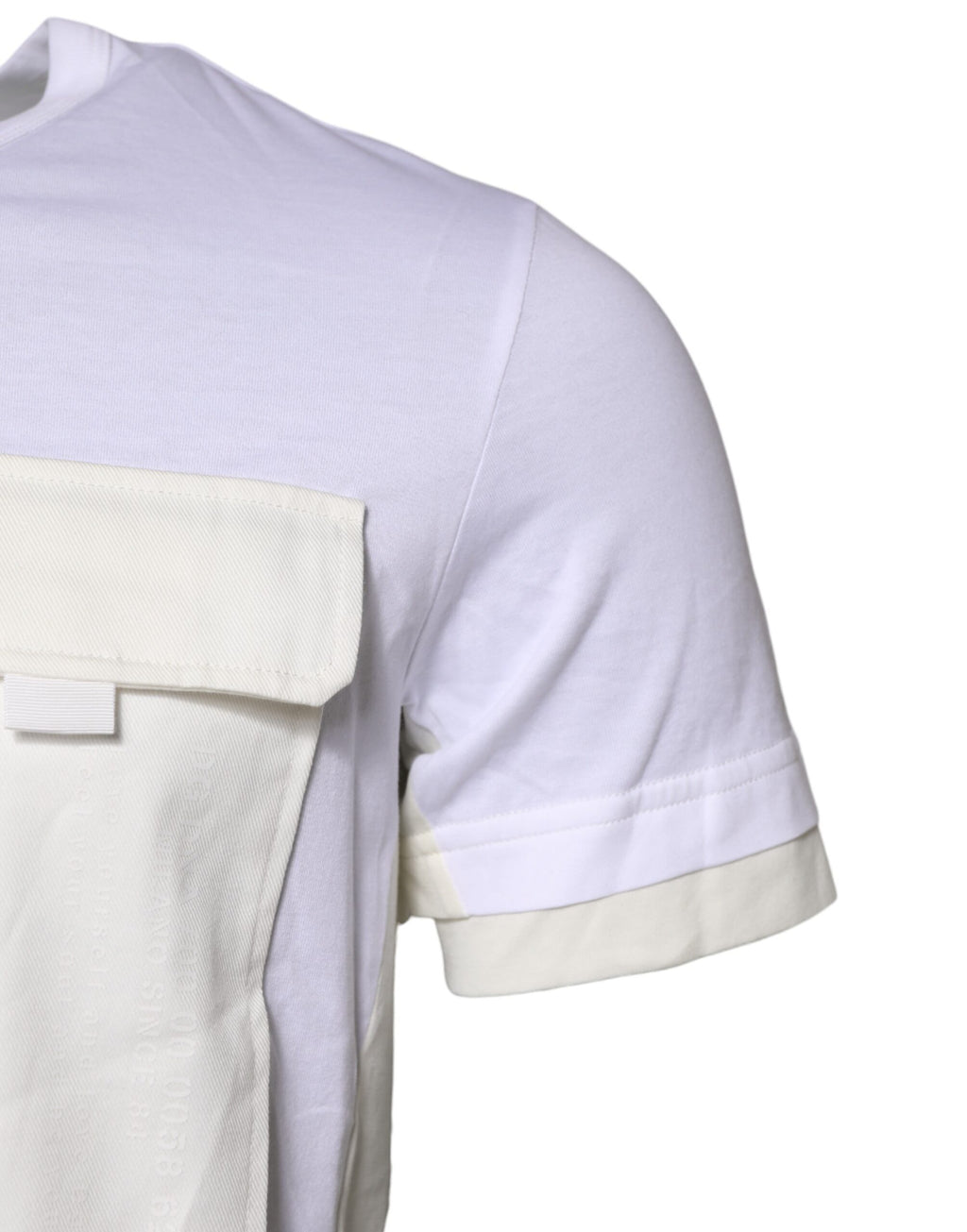 Weißes Baumwoll T-Shirt mit Brusttasche und kurzen Ärmeln