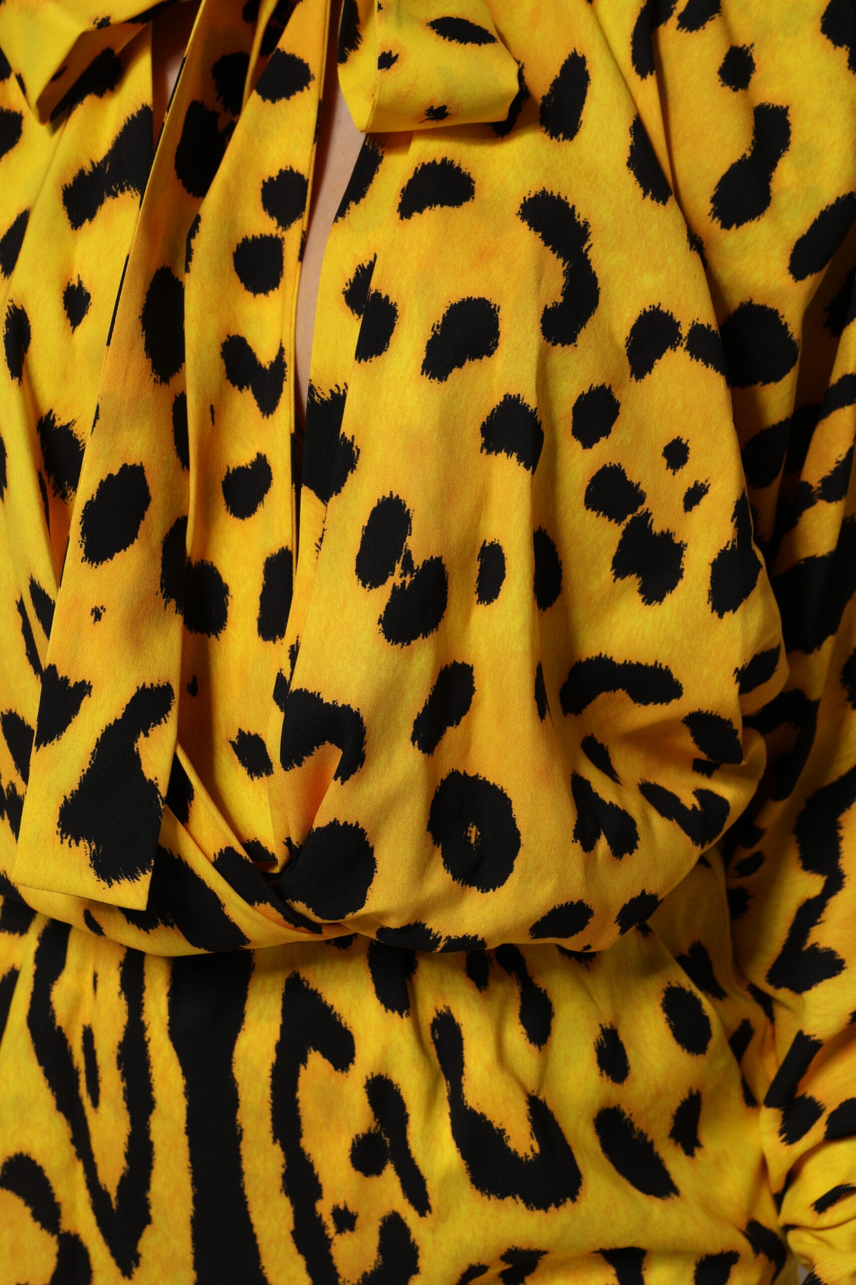 Gelbes Leoparden-Jumpsuit-Kleid mit langen Ärmeln