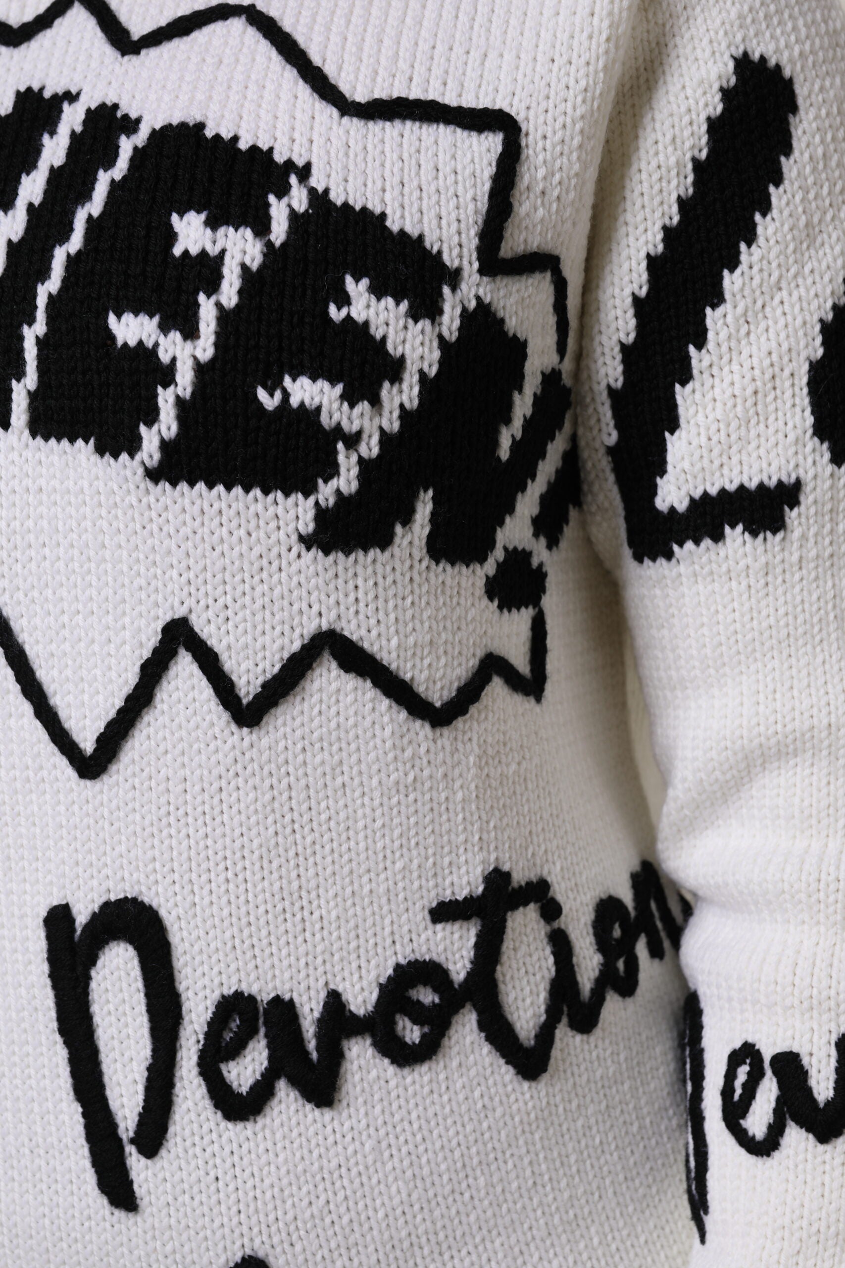Weißer Pullover mit Rundhalsausschnitt aus Strick
