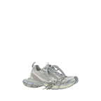 Graue klobige Turnschuhe aus Polyethylen