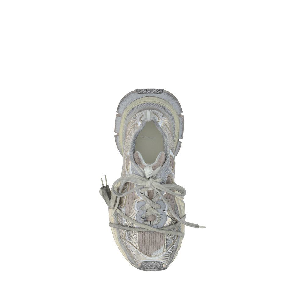 Graue klobige Turnschuhe aus Polyethylen