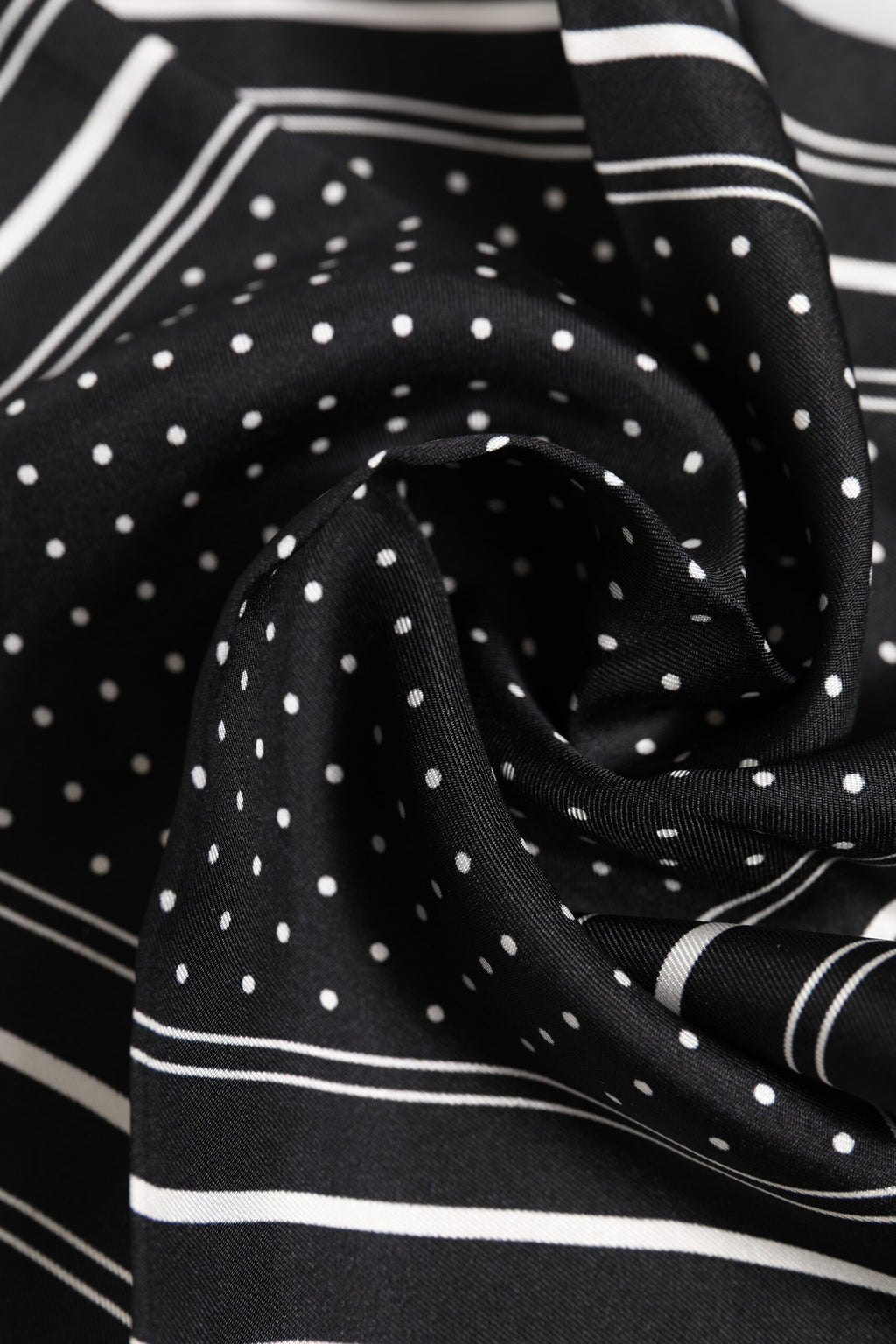 Schwarz-weißer Herren-Foulard mit Tupfen