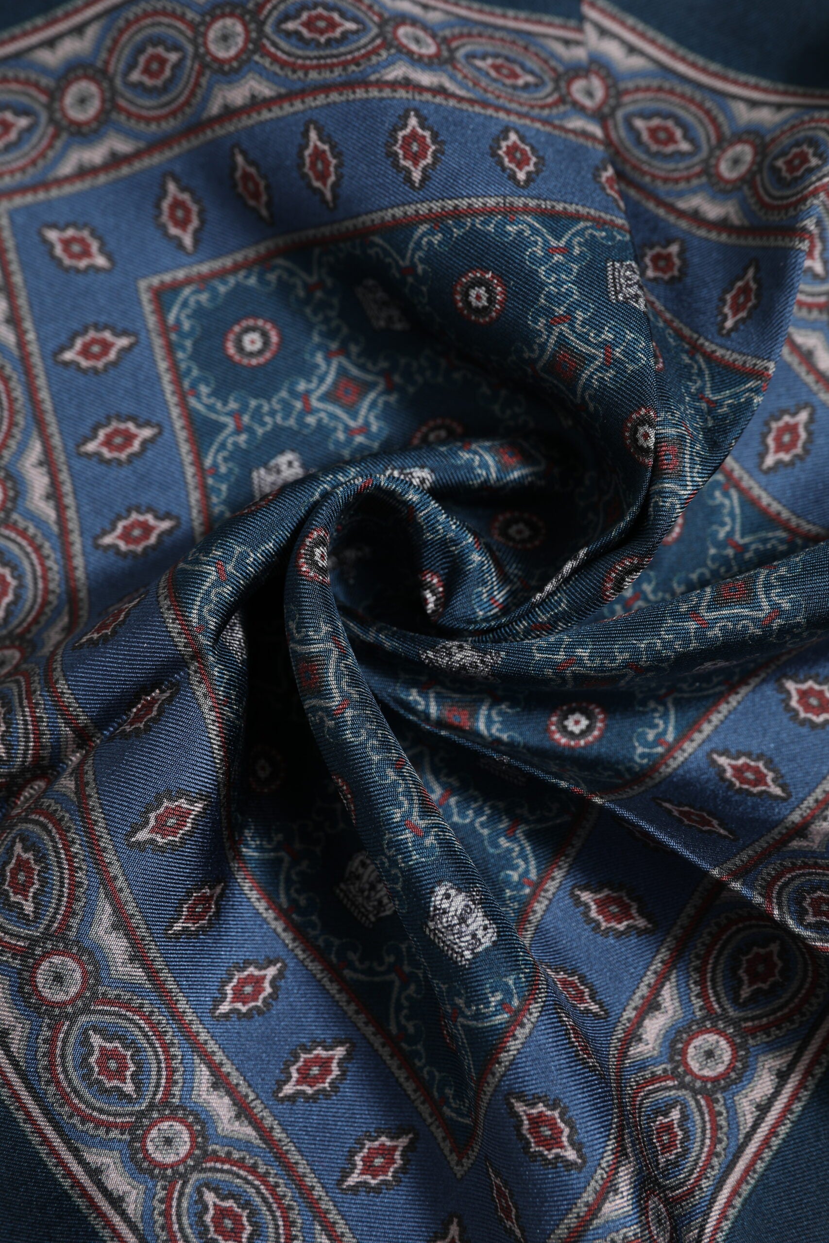 Blau bedrucktes quadratisches Seidenfoulard für Herren
