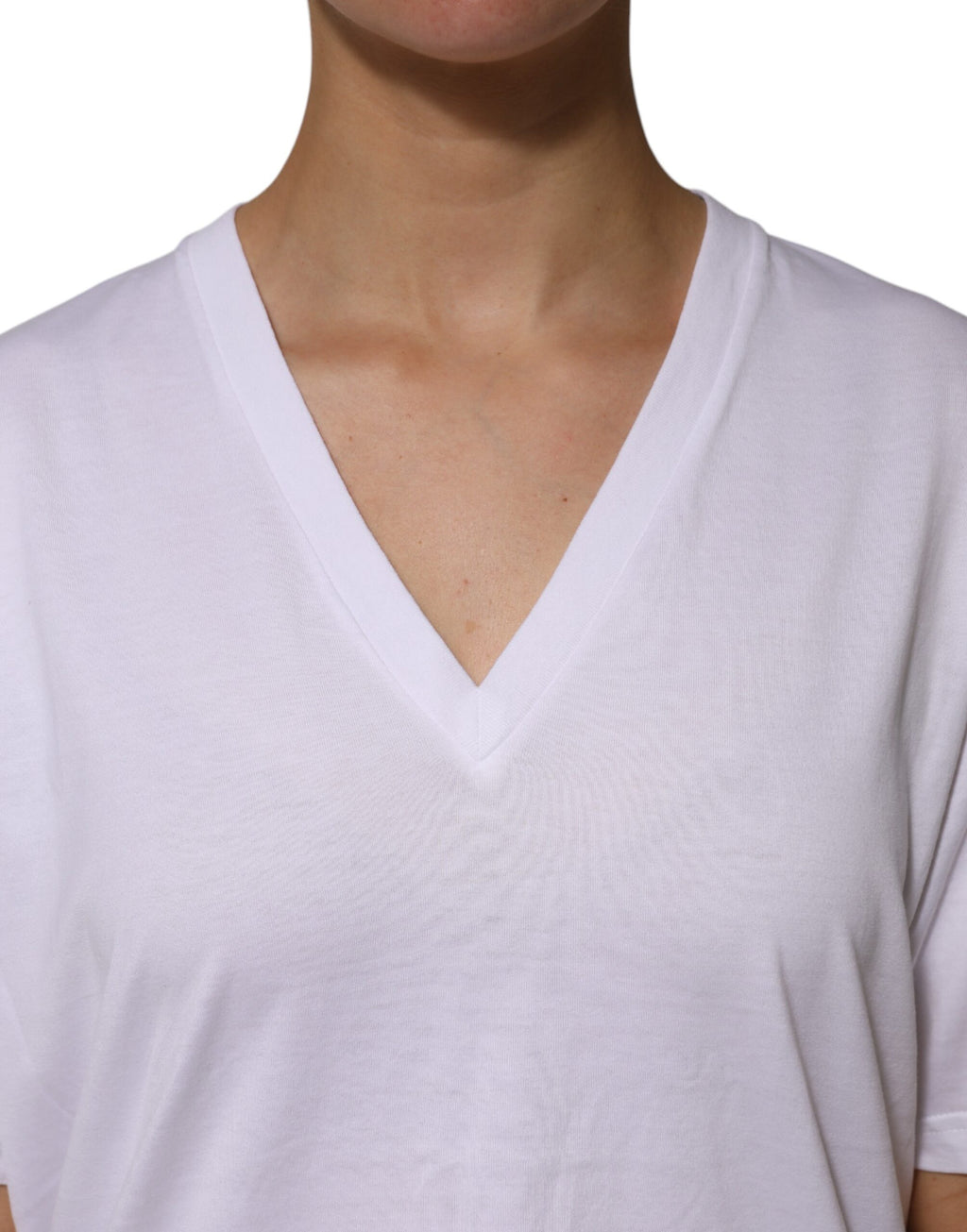 Weißes Baumwoll-T-Shirt mit kurzen Ärmeln und V-Ausschnitt