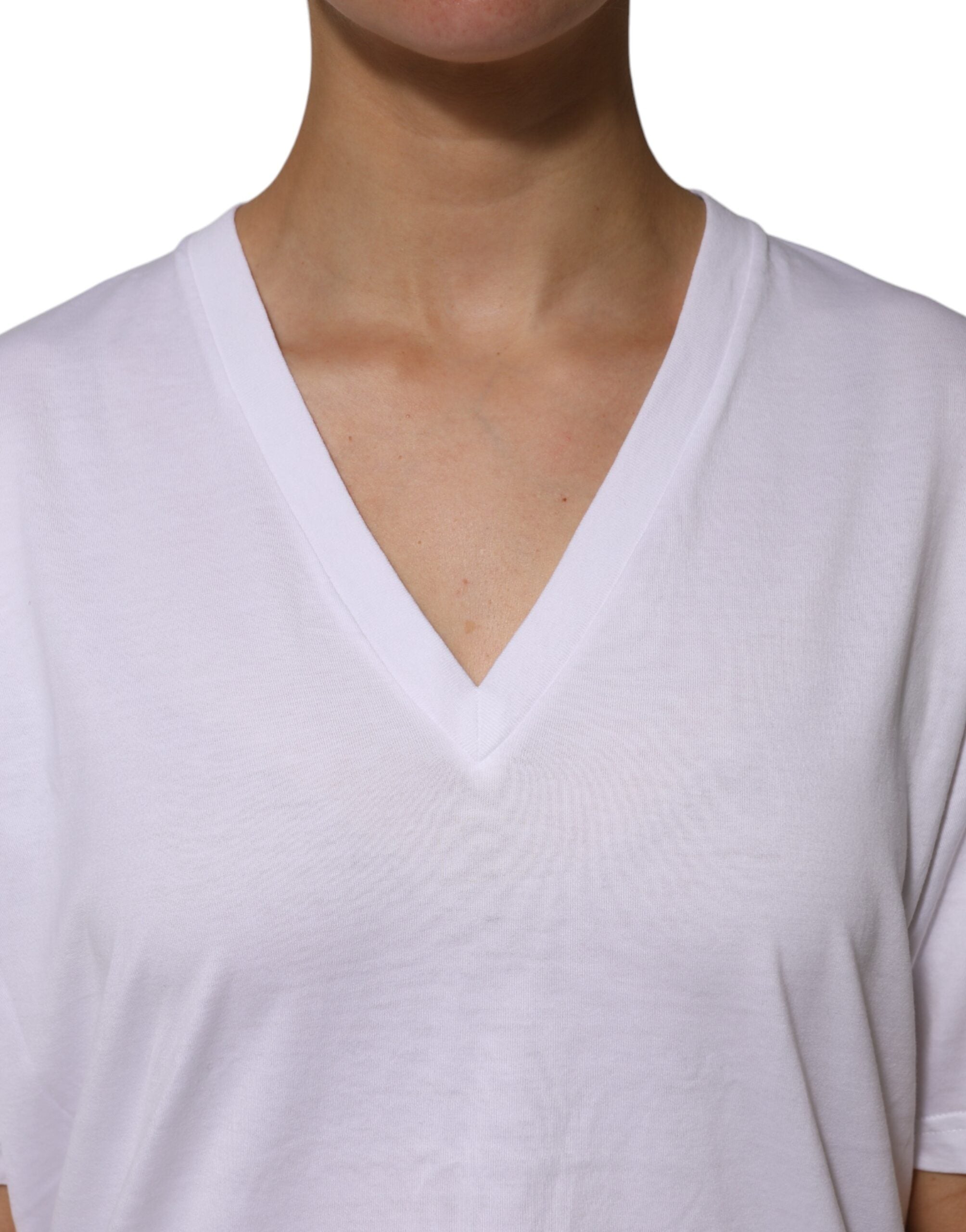 Weißes Baumwoll-T-Shirt mit kurzen Ärmeln und V-Ausschnitt