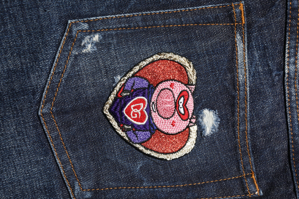 Dunkelblaue zerrissene Röhrenjeans aus Denim
