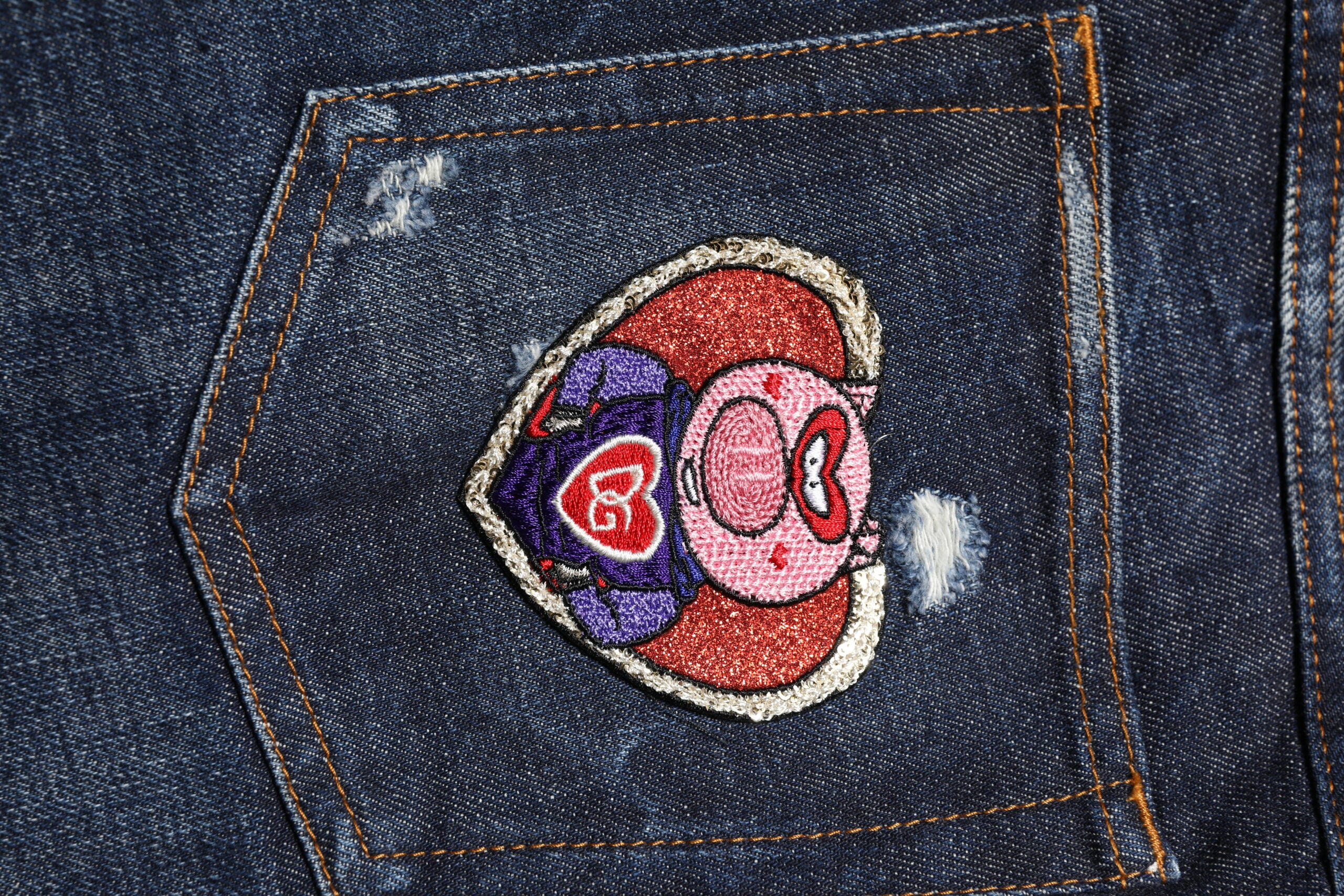 Dunkelblaue zerrissene Röhrenjeans aus Denim