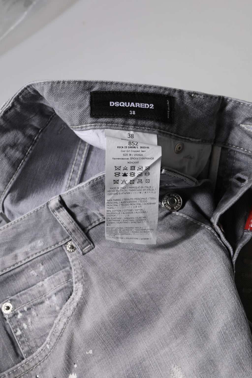 Graue gewaschene Mid-Waist Tapered Jeans