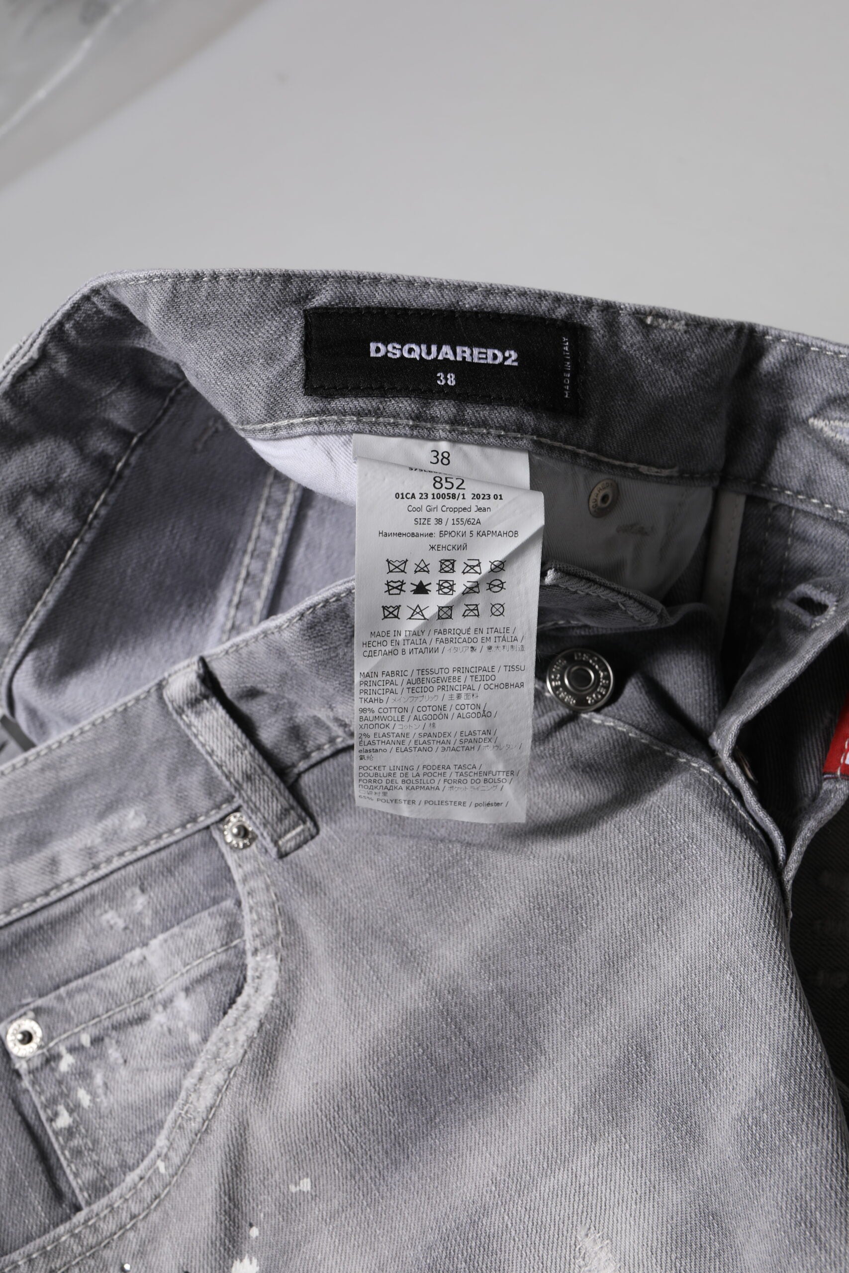 Graue gewaschene Mid-Waist Tapered Jeans
