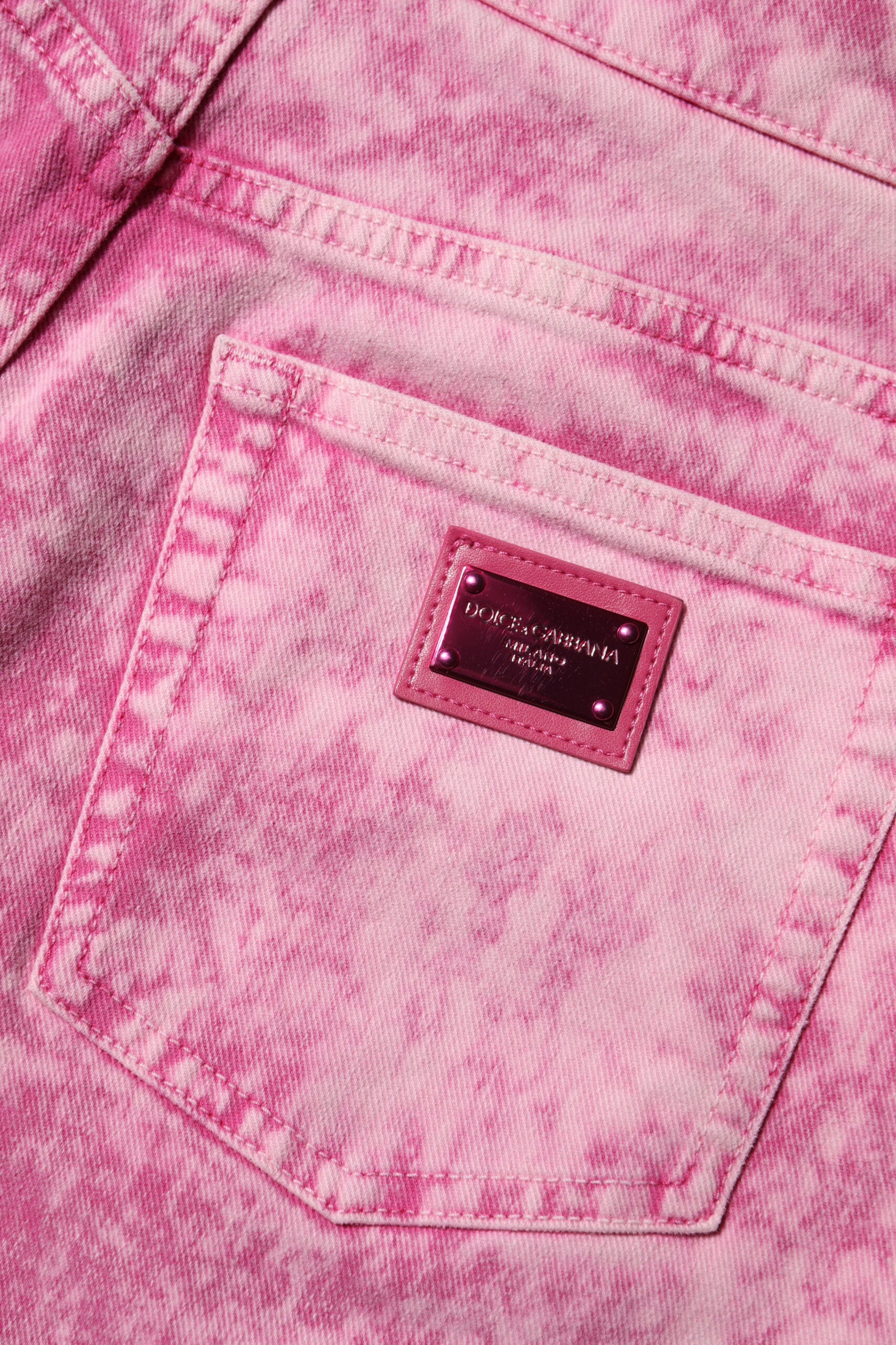 Pinkfarbene High-Waist Tapered Jeans mit Batikmuster