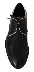 Schwarze Leder-Derbys mit weißer Linie