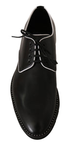 Schwarze Leder-Derbys mit weißer Linie