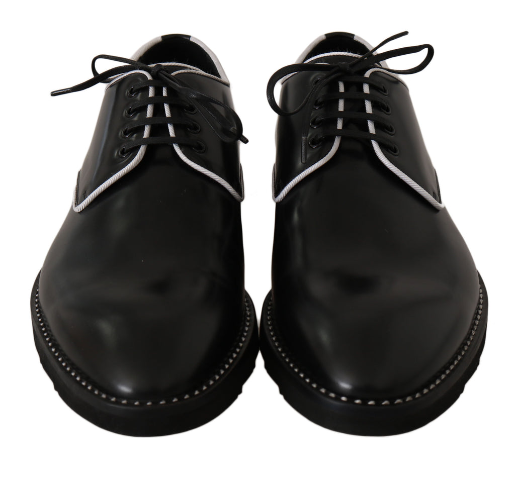 Schwarze Leder-Derbys mit weißer Linie