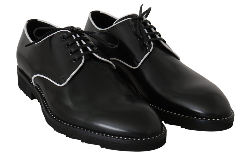 Schwarze Leder-Derbys mit weißer Linie