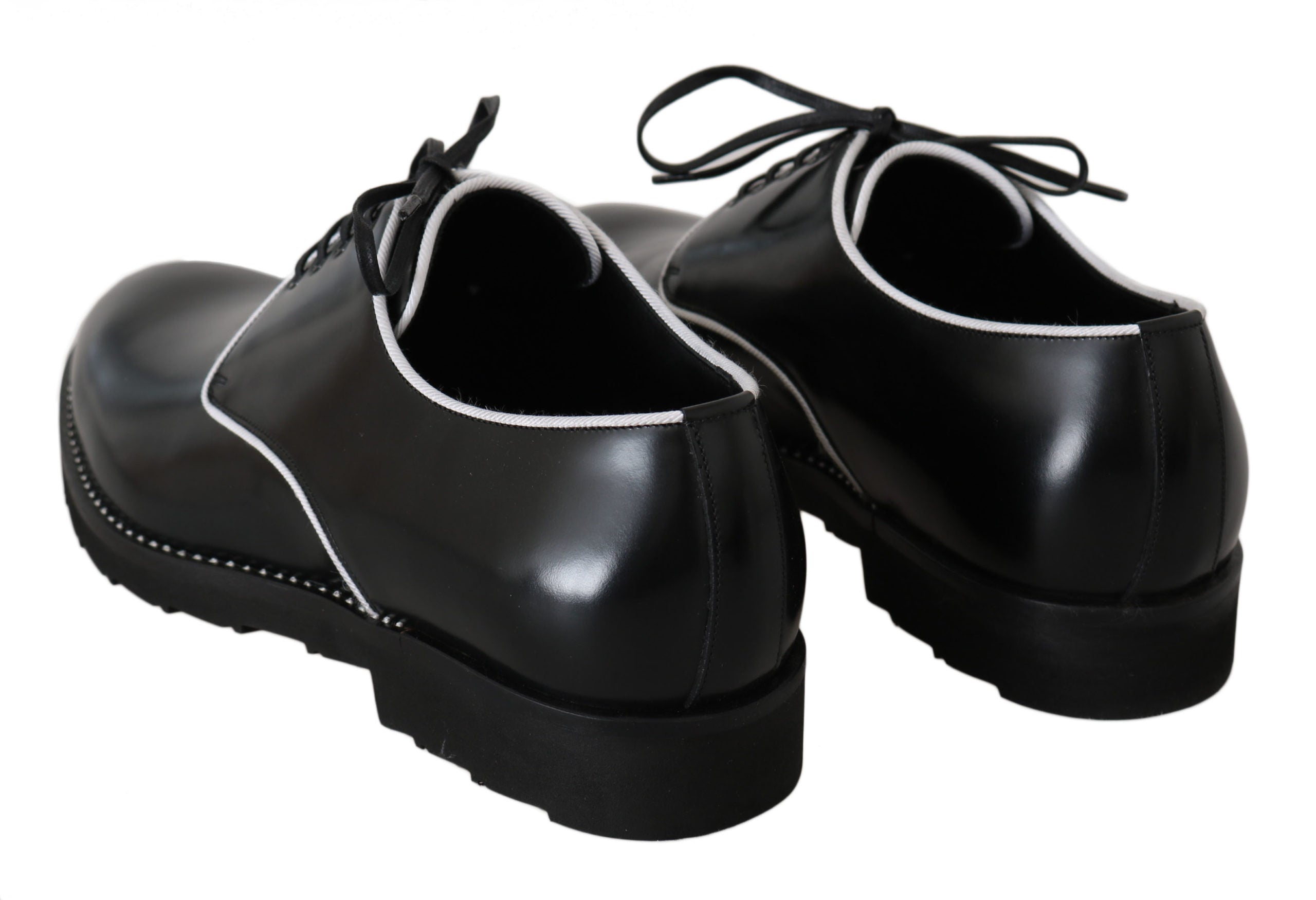 Schwarze Leder-Derbys mit weißer Linie