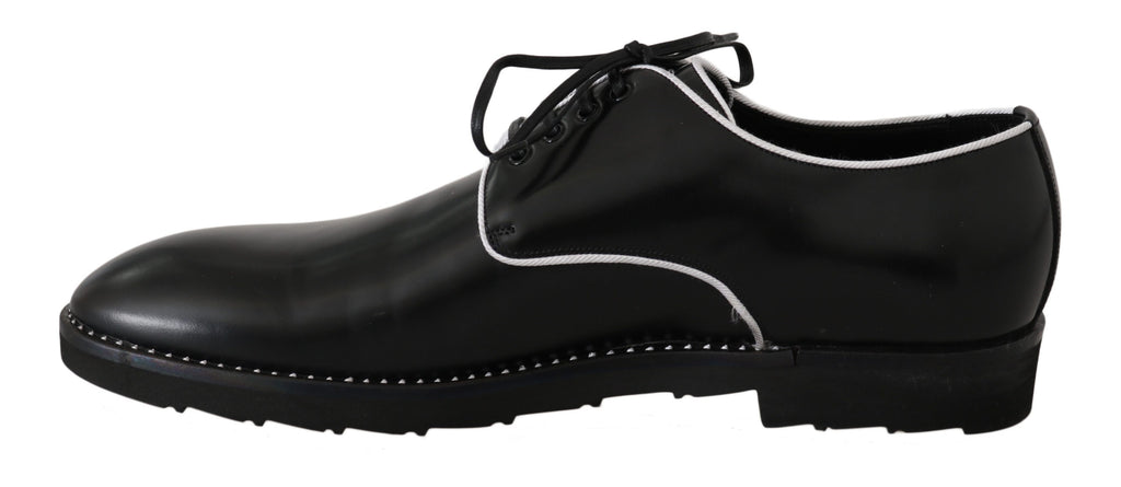 Schwarze Leder-Derbys mit weißer Linie
