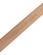 Roter Ledergürtel mit goldener Metallschnalle