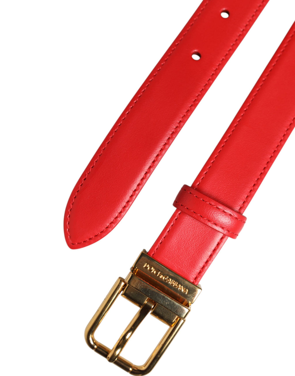 Roter Ledergürtel mit goldener Metallschnalle