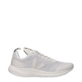 Graue Stoff-Sportschuhe