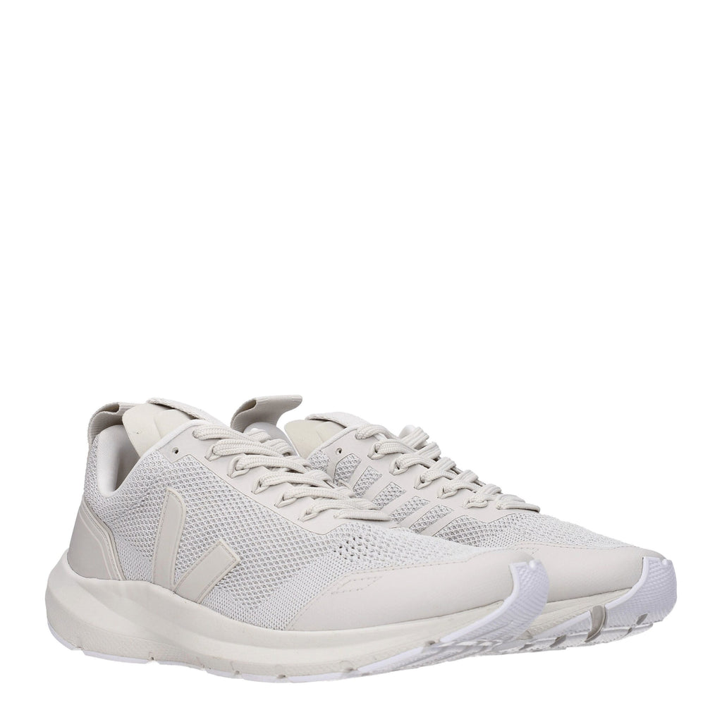 Graue Stoff-Sportschuhe