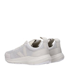 Graue Stoff-Sportschuhe