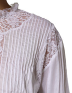 Weißer Baumwoll-Top mit Blumen-Spitze und langen Ärmeln