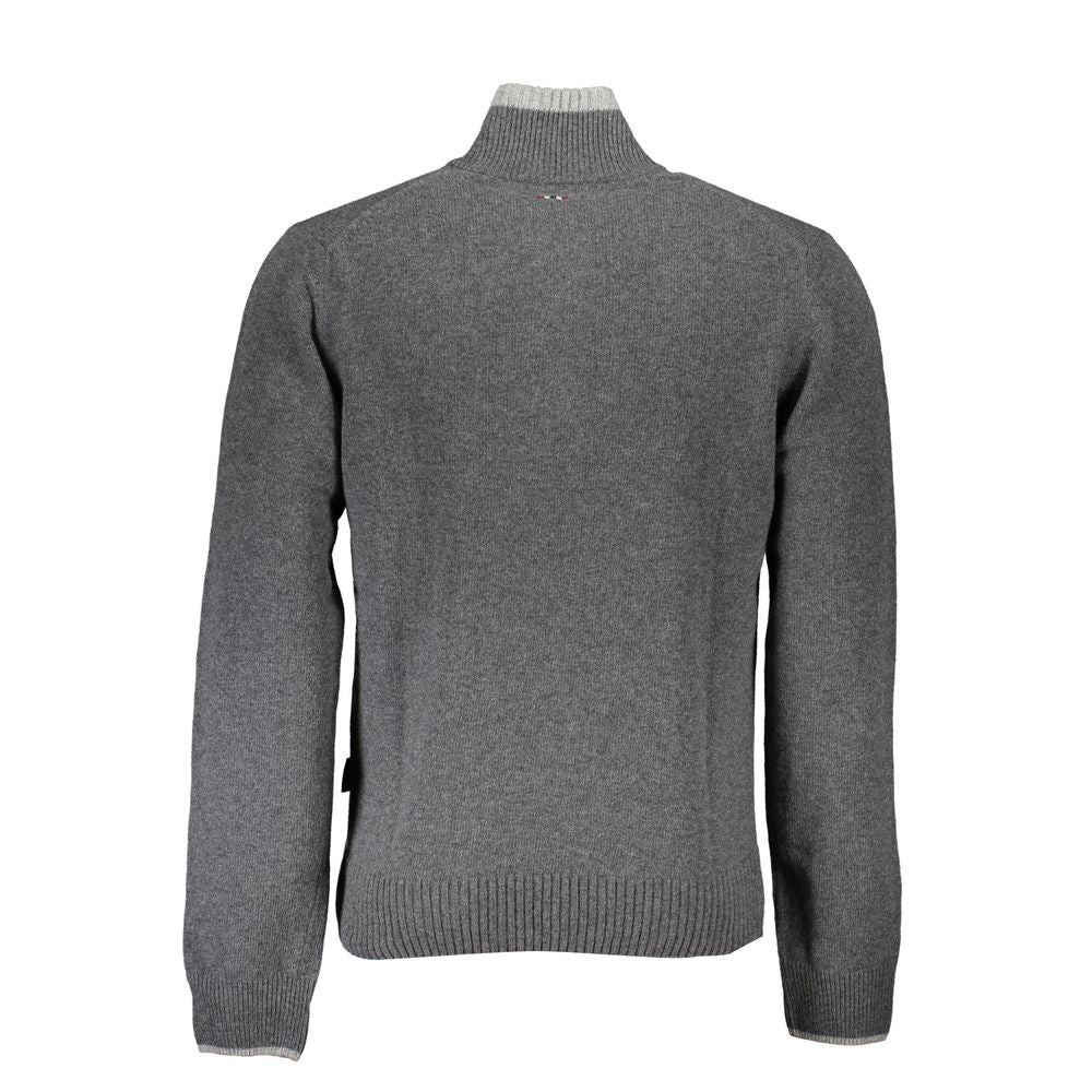 Grauer Herrenpullover aus Stoff