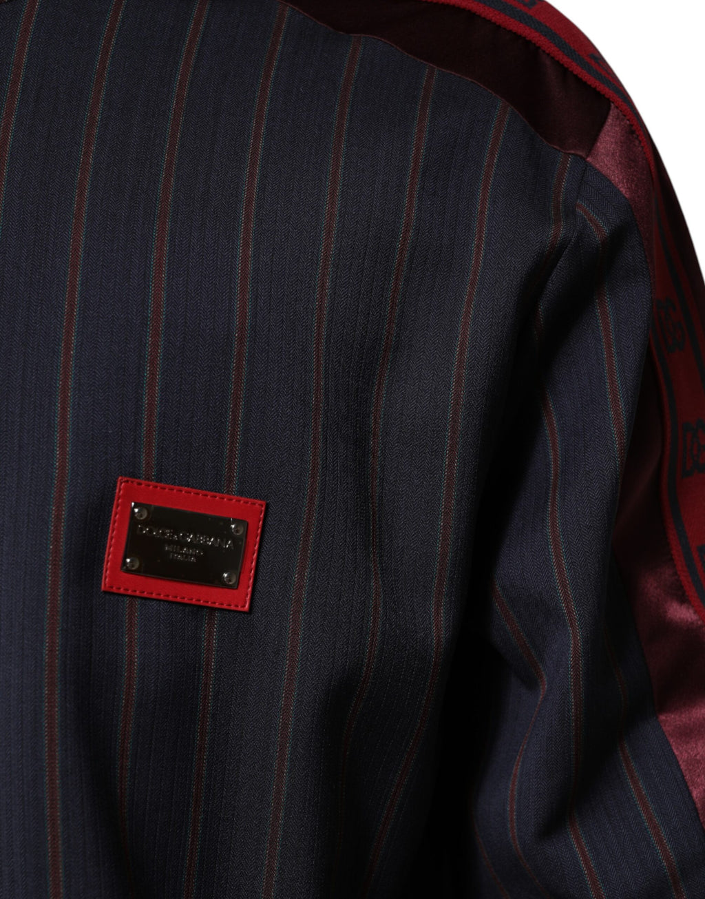Blau-rot gestreifte Logo-Plaketten-Jacke mit durchgehendem Reißverschluss