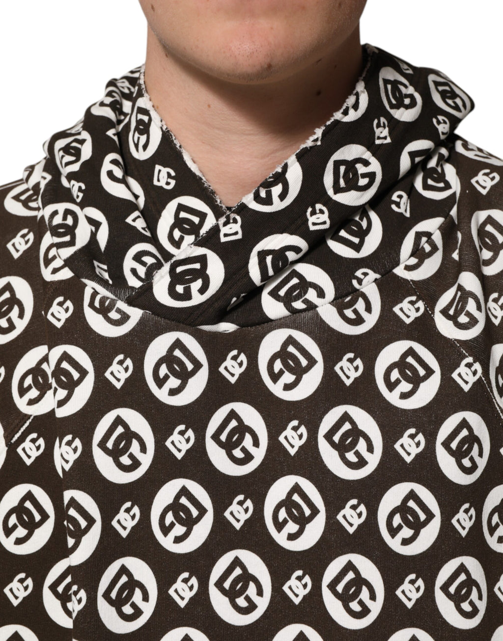 Brauner und weißer Kapuzenpullover mit DG-Logo