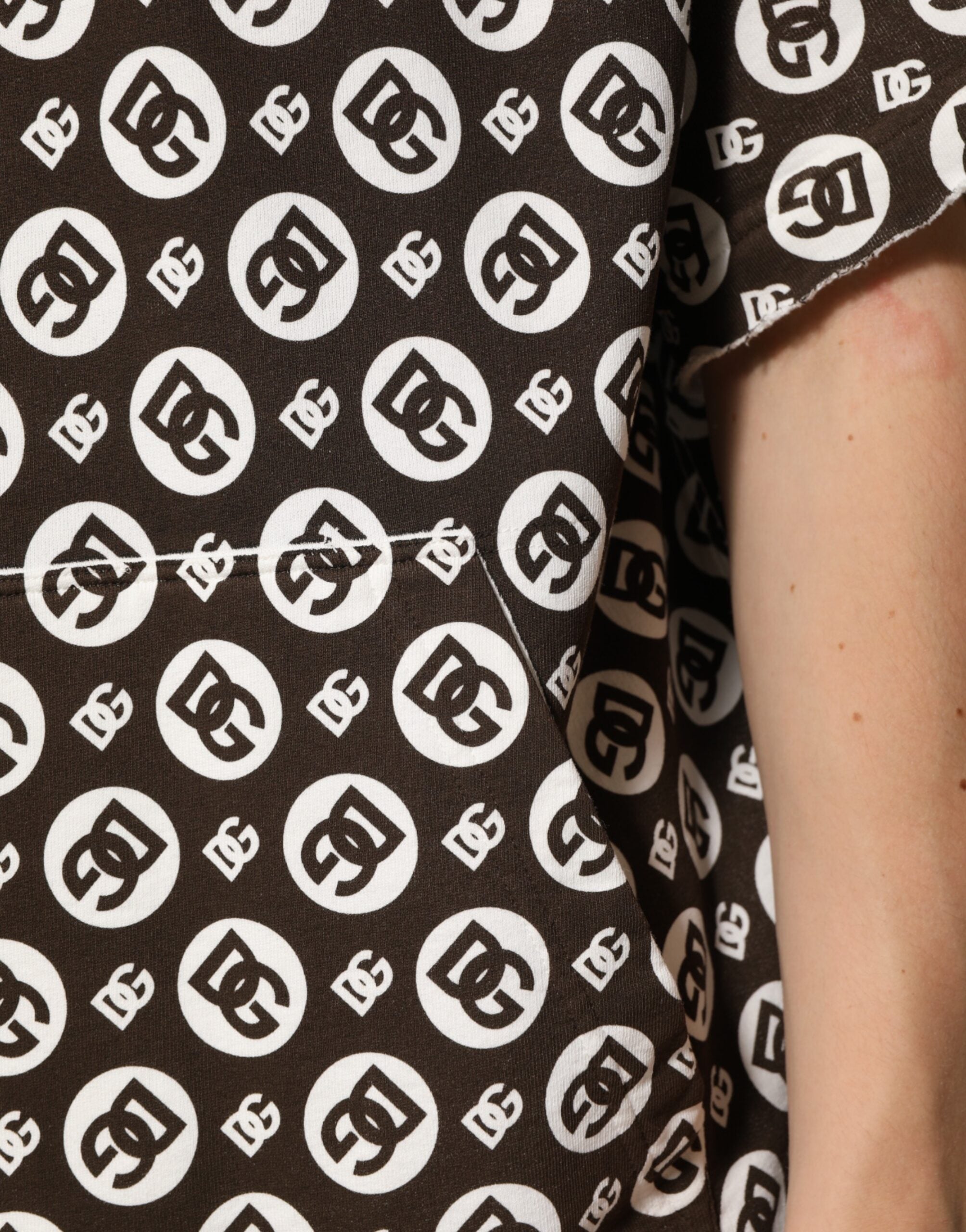 Brauner und weißer Kapuzenpullover mit DG-Logo