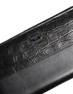 Geldbörse aus schwarzem Leder mit Logo-Plakette und Rundum-Reißverschluss