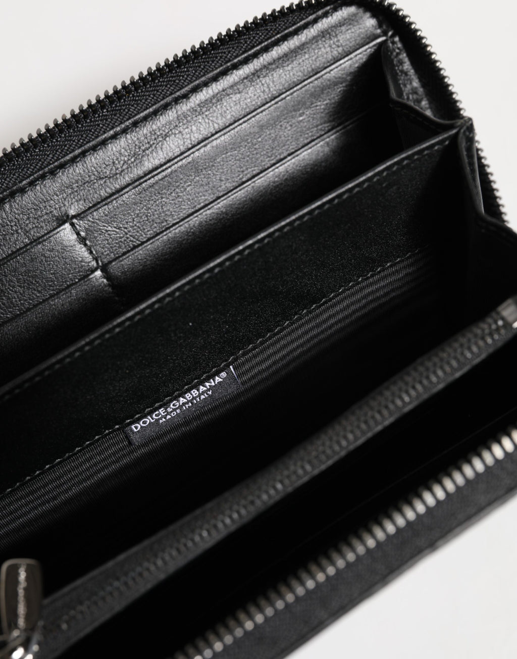 Geldbörse aus schwarzem Leder mit Logo-Plakette und Rundum-Reißverschluss
