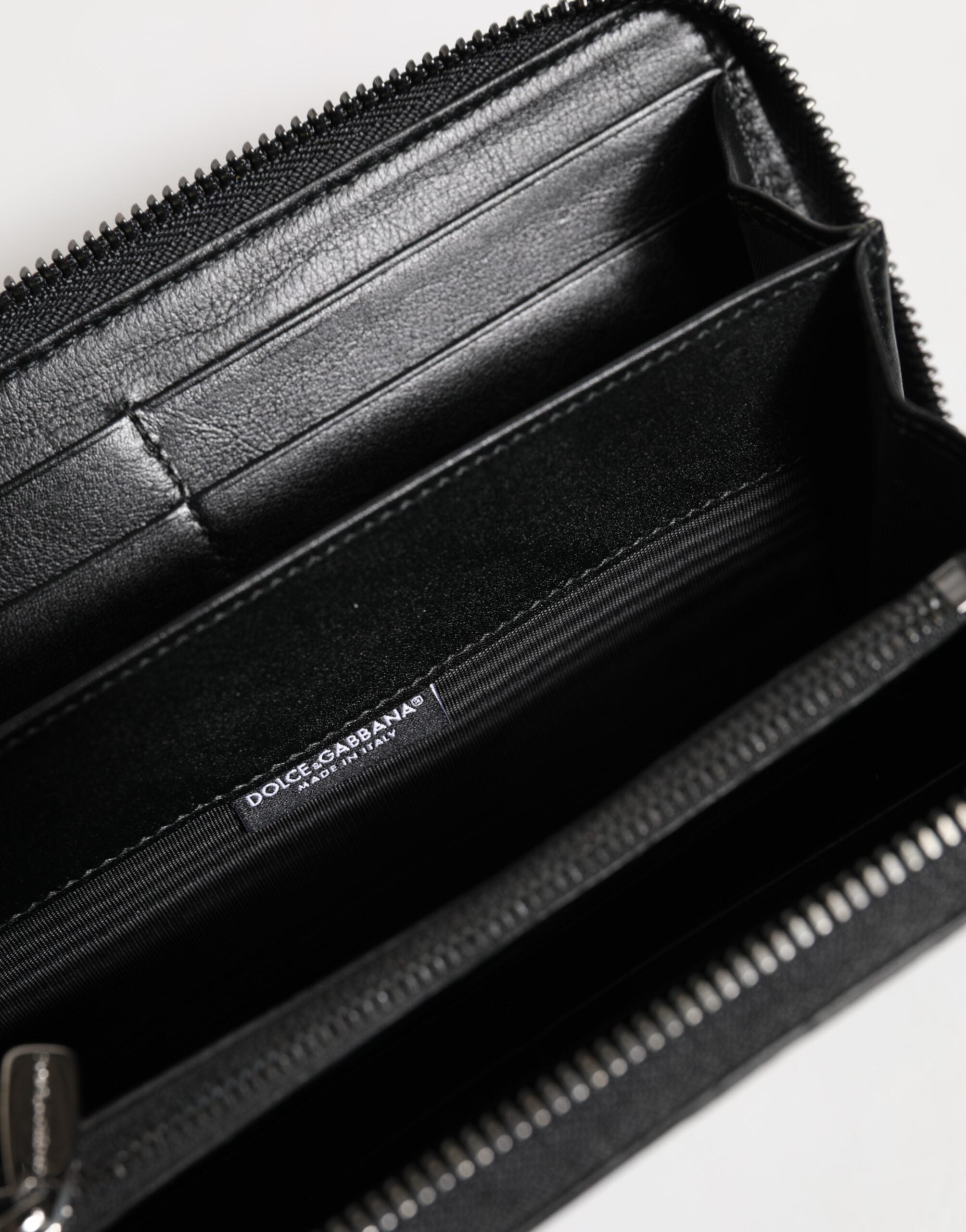 Geldbörse aus schwarzem Leder mit Logo-Plakette und Rundum-Reißverschluss