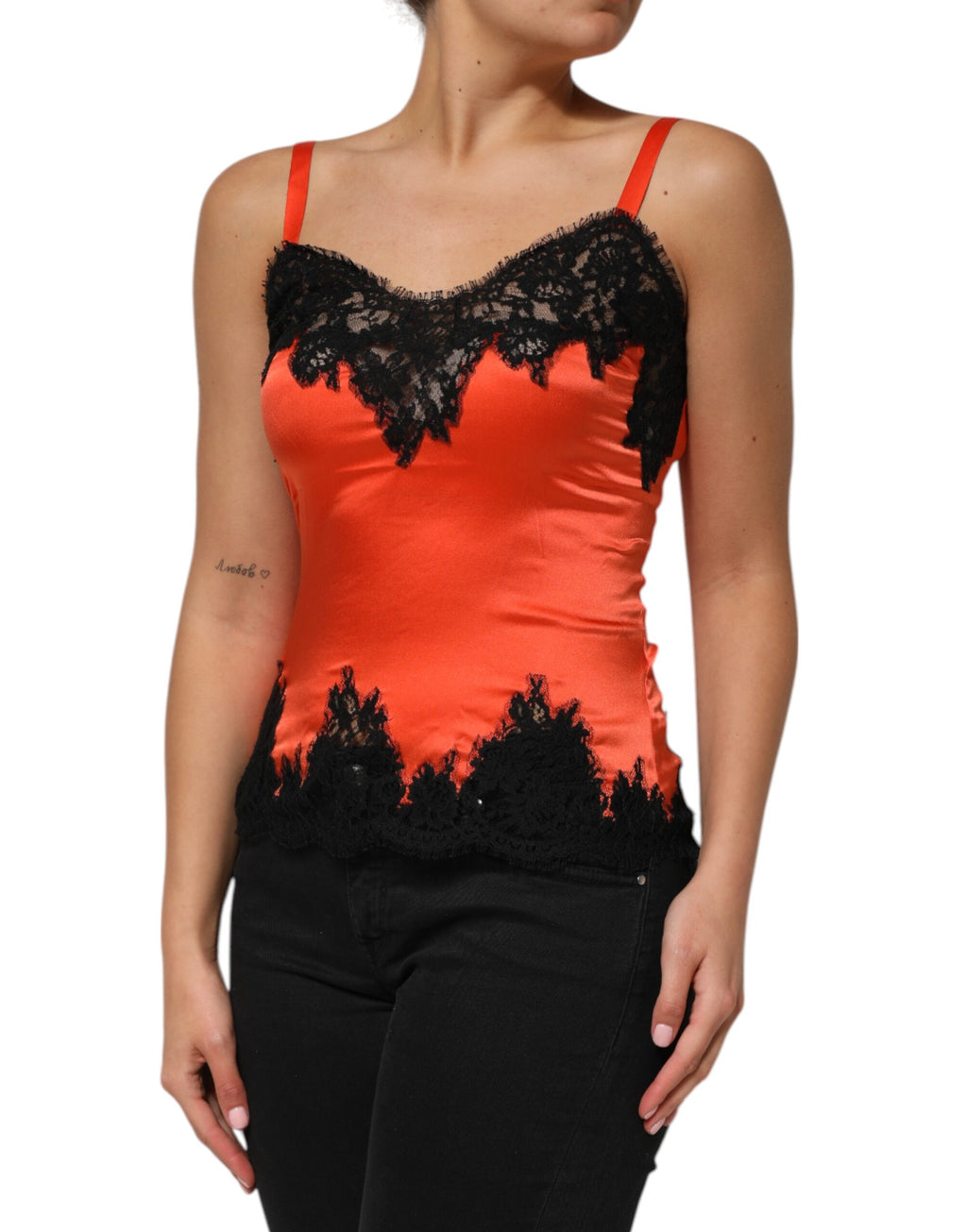 Top senza maniche in seta con finiture in pizzo rosso e nero